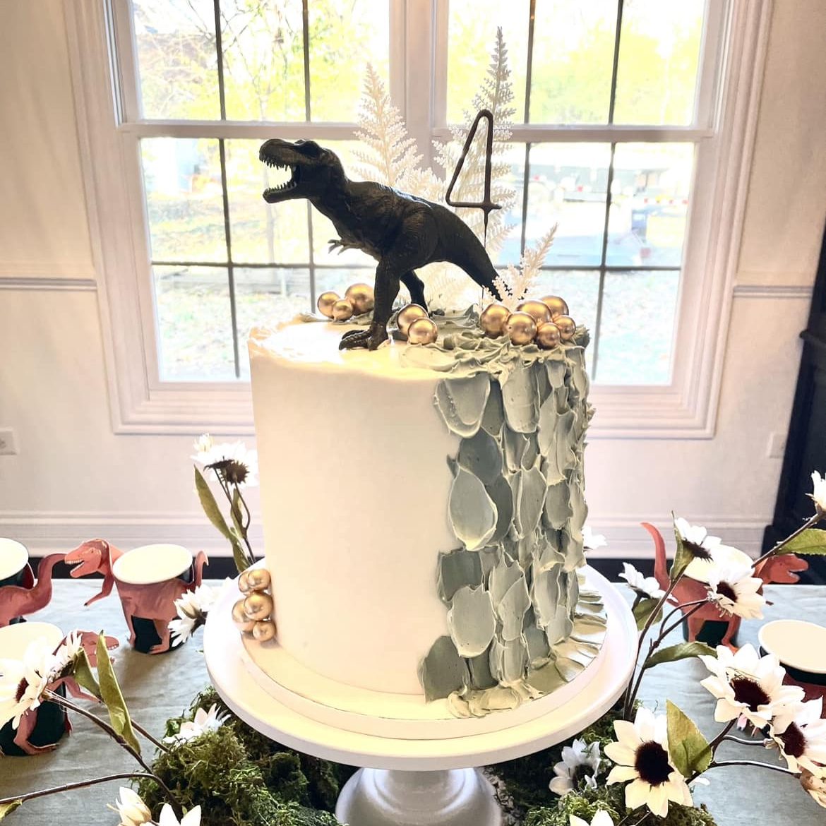 LAYERS OF LOVE VEGAN CAKES | DINO